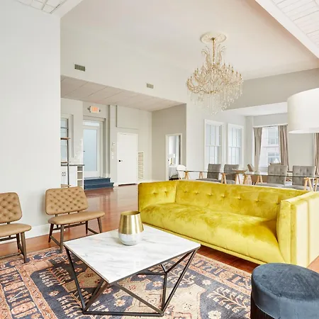 Sonder Baronne Manor Aparthotel